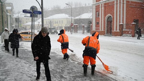 Во время снегопада в Москве - Sputnik Тоҷикистон