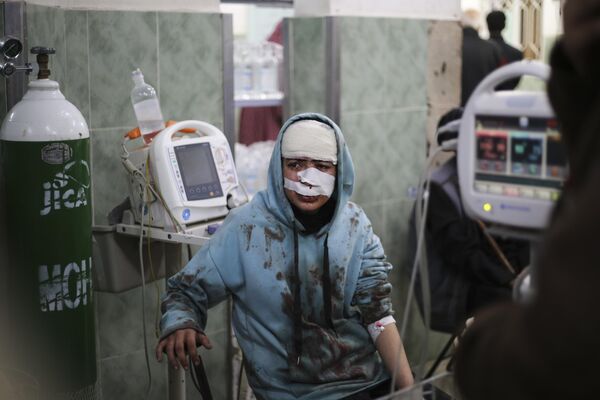 Палестинец, раненый в результате израильской бомбардировки, сидит в больнице сектора Газа. - Sputnik Таджикистан