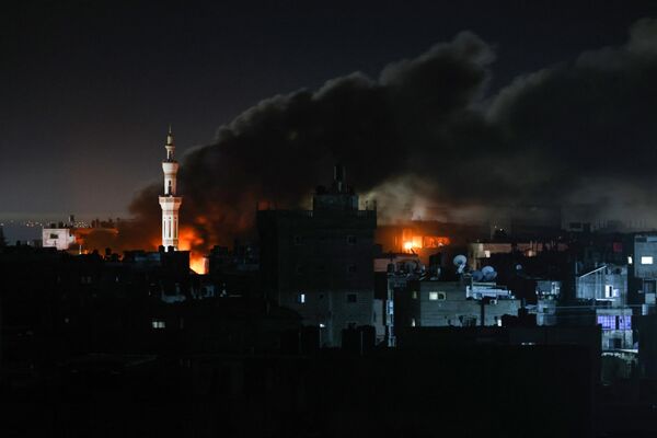 Клубы дыма во время израильской бомбардировки Рафаха. - Sputnik Таджикистан