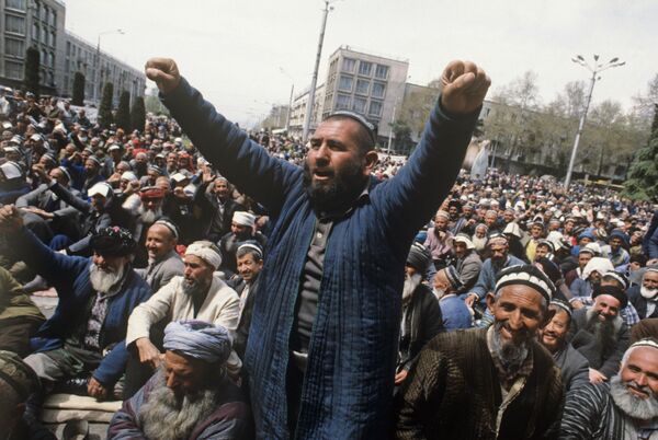 Участники многодневных (26 марта - 29 апреля) митингов перед Президентским дворцом на площади Шахидон в Душанбе. - Sputnik Таджикистан