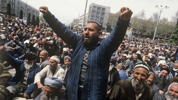  Участники многодневных (26 марта - 29 апреля) митингов перед Президентским дворцом на площади Шахидон в Душанбе. - Sputnik Тоҷикистон