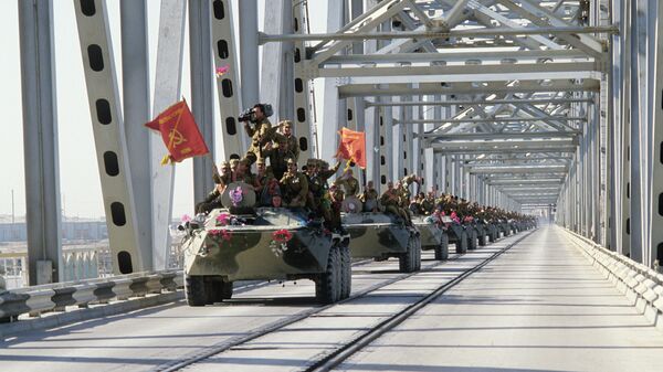 Колонна бронетехники пересекает афгано-советскую границу по мосту Дружбы через реку Аму-Дарью, 1988 год - Sputnik Тоҷикистон