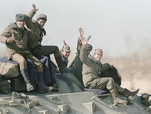 Ограниченный контингент советских войск находился в Афганистане с 1979-го по 1989 год.  - Sputnik Таджикистан