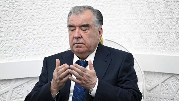 Эмомалӣ Рахмон президент Таджикистана, молится  - Sputnik Тоҷикистон