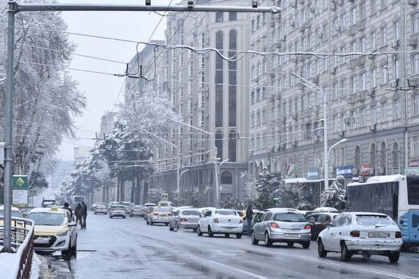 Автовладельцам важно аккуратно парковать автомобили, так как транспортное средство может пострадать от упавших с крыш снежных масс и наледи. - Sputnik Таджикистан