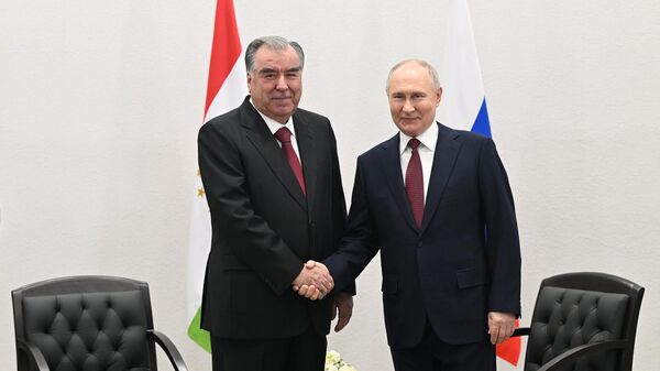 Мулоқоти раисҷумҳури Тоҷикистон, Эмомалӣ Раҳмон ва президенти Русия, Владимир Путин дар шаҳри Қазон  - Sputnik Тоҷикистон