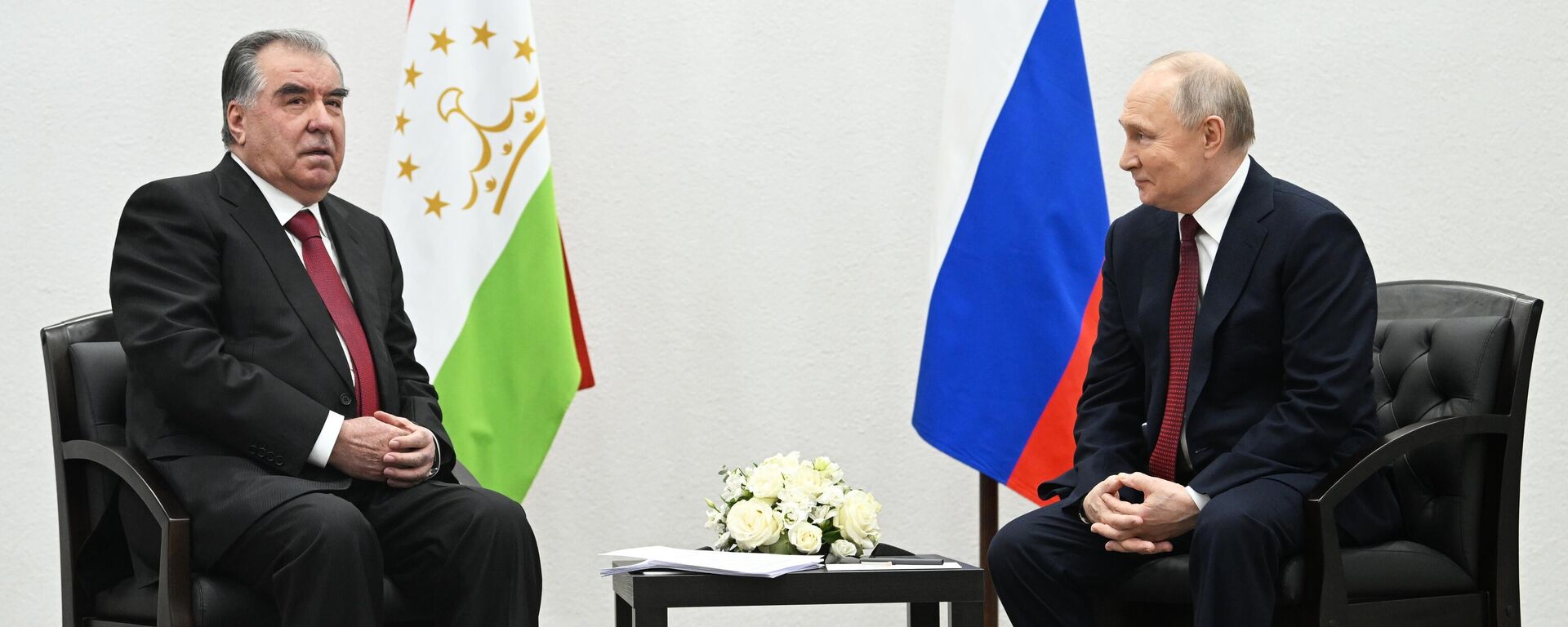 Президенты России и Таджикистана Владимир Путин и Эмомали Рахмон - Sputnik Тоҷикистон, 1920, 09.05.2024
