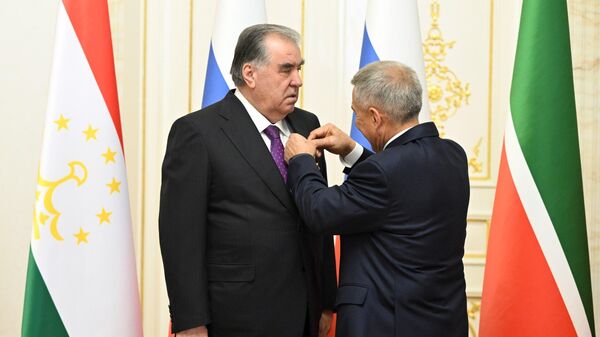 Глава Татарстана Рустам Минниханов вручил таджикскому лидеру Эмомали Рахмону орден Дружбы - Sputnik Тоҷикистон