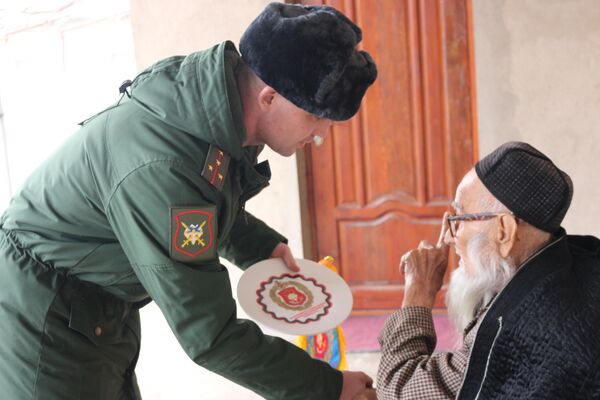 Российские военнослужащие поздравили 100-летнего ветерана с Днем защитника Отечества в Таджикистане - Sputnik Тоҷикистон