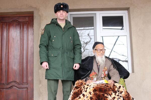 Российские военнослужащие поздравили ветерана с Днем защитника Отечества в Таджикистане. - Sputnik Таджикистан