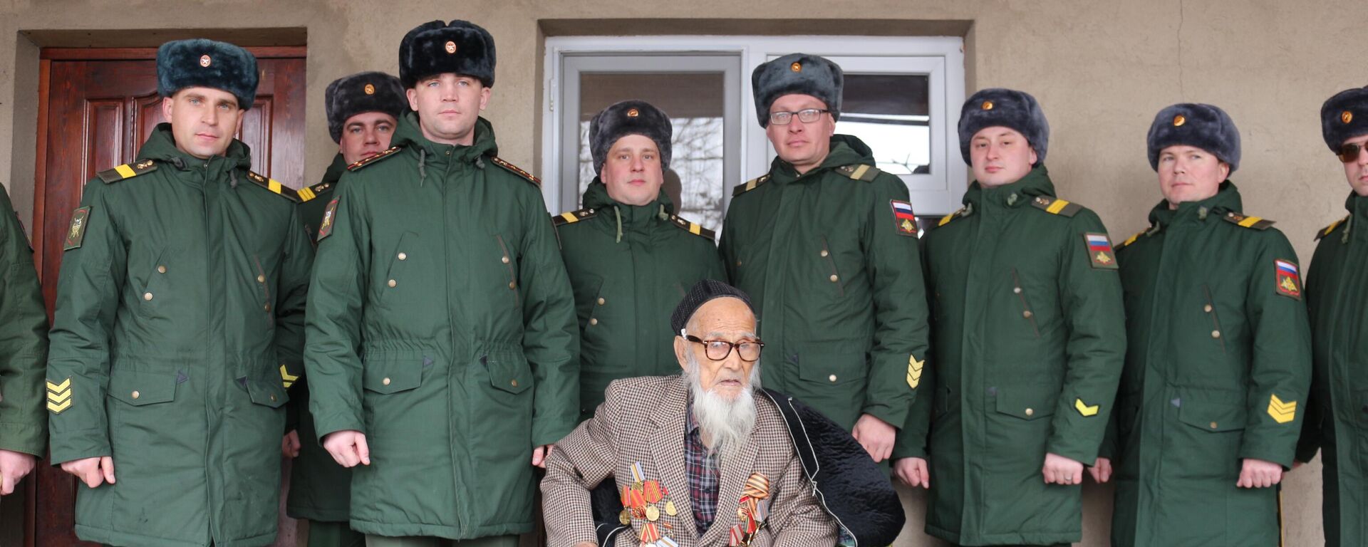 Российские военнослужащие поздравили 100-летнего ветерана с Днем защитника Отечества в Таджикистане - Sputnik Тоҷикистон, 1920, 23.02.2024