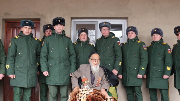 Российские военнослужащие поздравили 100-летнего ветерана с Днем защитника Отечества в Таджикистане - Sputnik Таджикистан