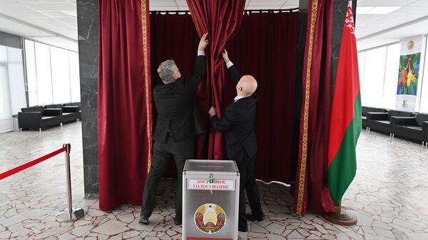 Досрочное голосование на выборах в парламент и местные советы Белоруссии - Sputnik Таджикистан