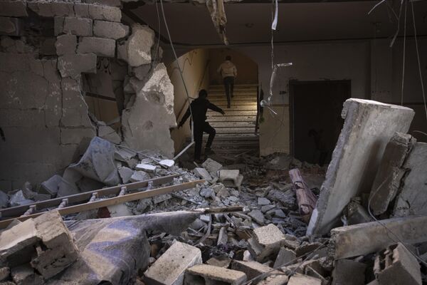 Палестинцы ходят среди разрушенных домов. - Sputnik Таджикистан