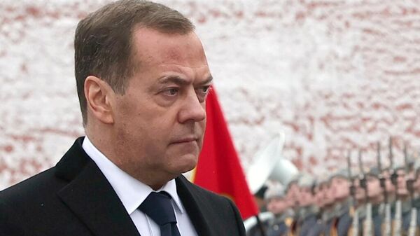 Зампред Совбеза РФ Д. Медведев возложил венок к Могиле Неизвестного Солдата - Sputnik Таджикистан