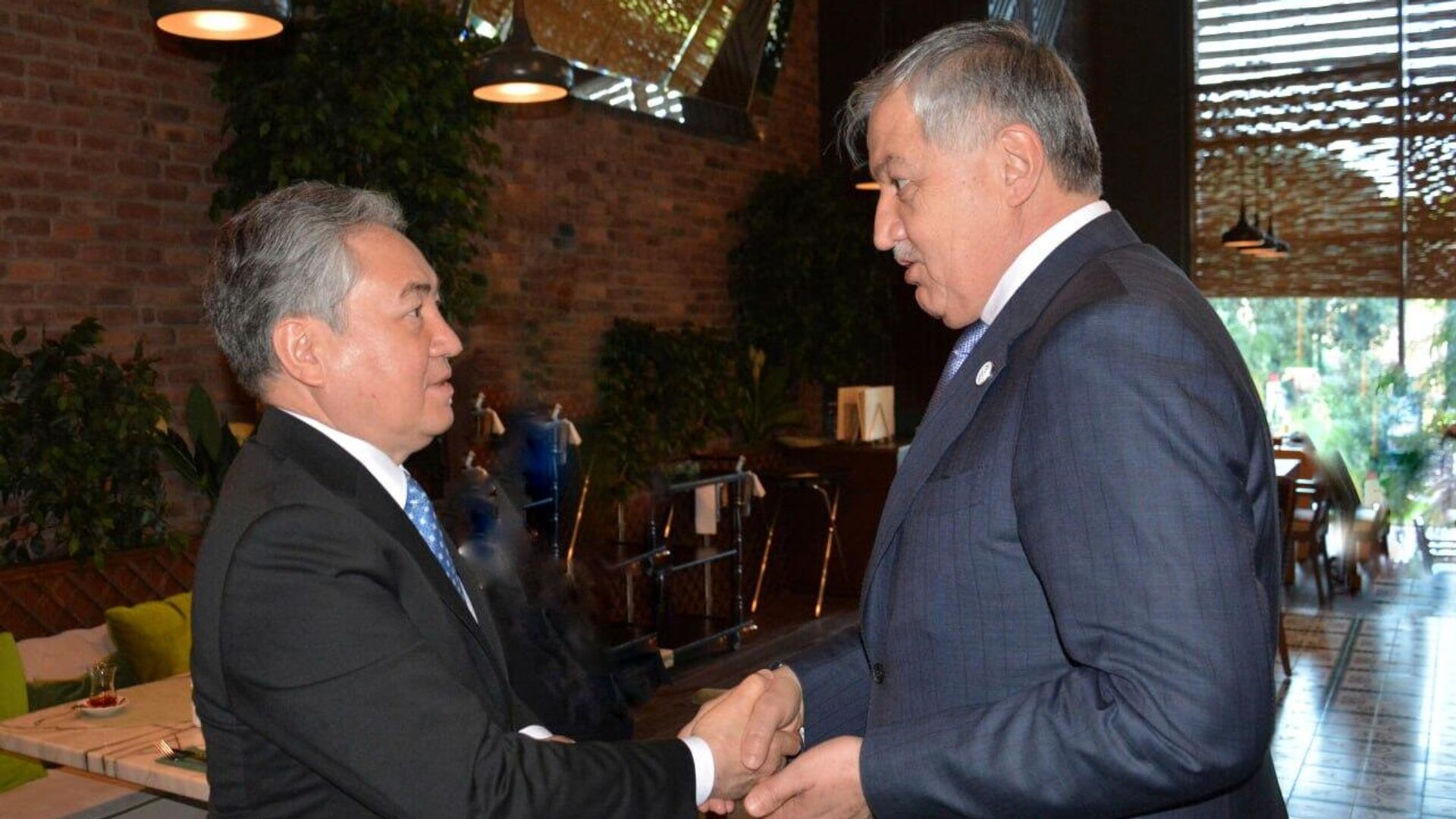 Главы МИД Таджикистана и Кыргызстана Сироджиддин Мухриддин и Жээнбек Кулубаев - Sputnik Тоҷикистон, 1920, 03.03.2024