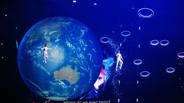 Воздушные гимнасты выступают на церемонии открытия Всемирного фестиваля молодёжи 2024 - Sputnik Таджикистан