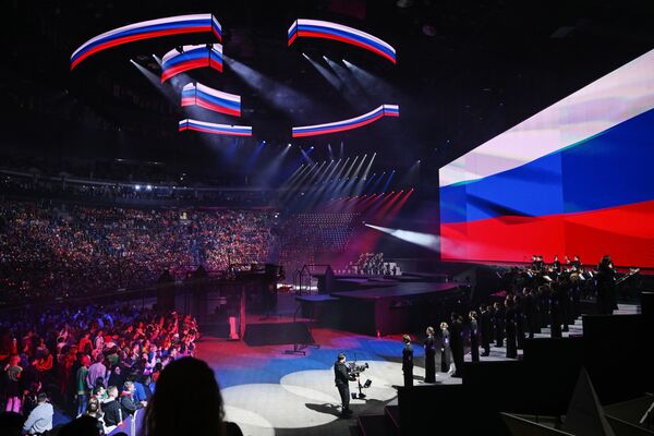 Церемония началась с исполнения гимна России, в этот момент трибуны стадиона подсветились в цвета российского триколора. - Sputnik Таджикистан
