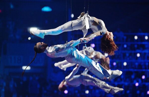 Воздушные гимнасты выступают на церемонии. - Sputnik Таджикистан
