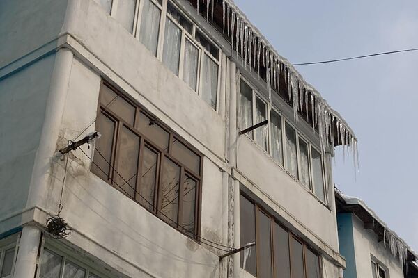 Опасность схода снега с крыш в Душанбе - Sputnik Таджикистан