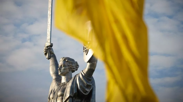 Монумент Родина-мать в Киеве с обновленным гербом. Архивное фото - Sputnik Таджикистан
