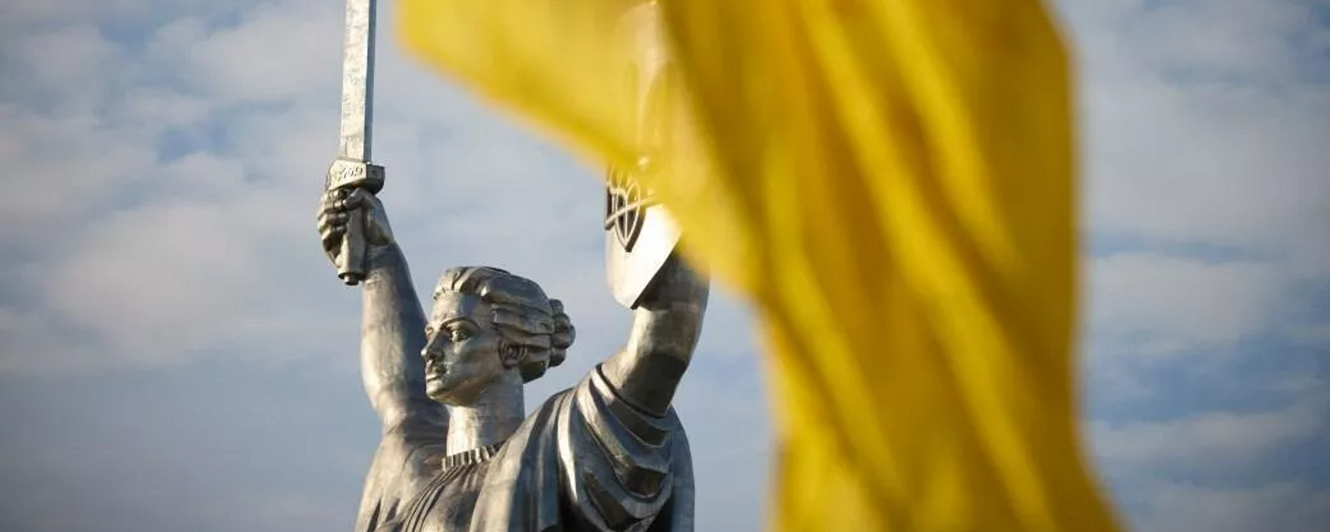 Монумент Родина-мать в Киеве с обновленным гербом. Архивное фото - Sputnik Таджикистан, 1920, 05.03.2024