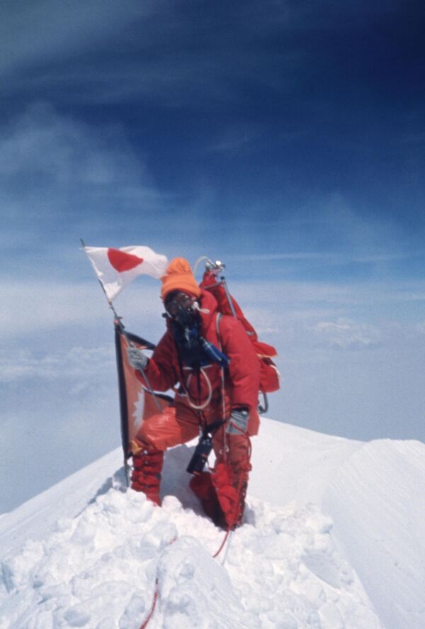 Дзюнко Табэи. Первая женщина, ступившая на вершину Джомолунгмы (16 мая 1975 года), покорила также восьмитысячники Аннапурну, Шишабангму, награждена орденом Королевства Непал. - Sputnik Таджикистан