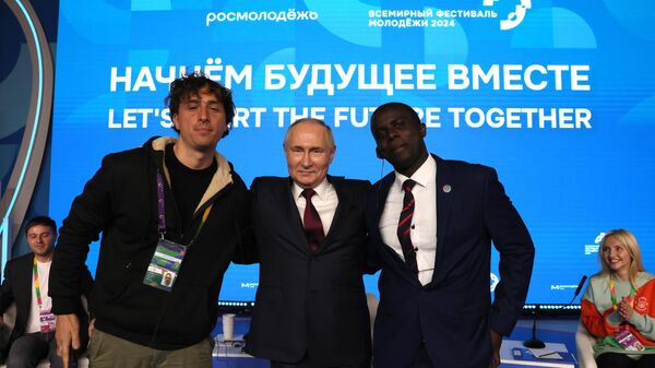 Президент РФ В. Путин посетил Всемирный фестиваль молодежи - Sputnik Таджикистан
