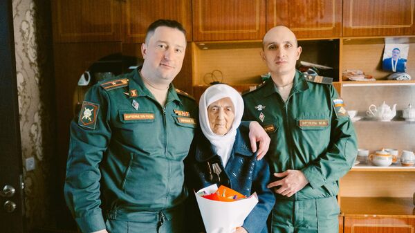 Российские военнослужащие в Таджикистане поздравили женщин-ветеранов ВОВ и труда с 8 марта - Sputnik Таджикистан
