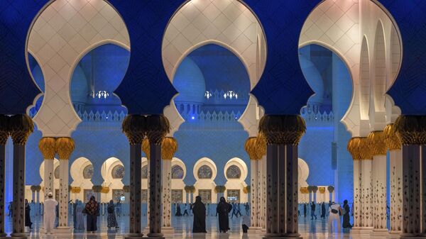 Мечеть шейха Заида во время священного месяца Рамадана в ОАЭ - Sputnik Тоҷикистон