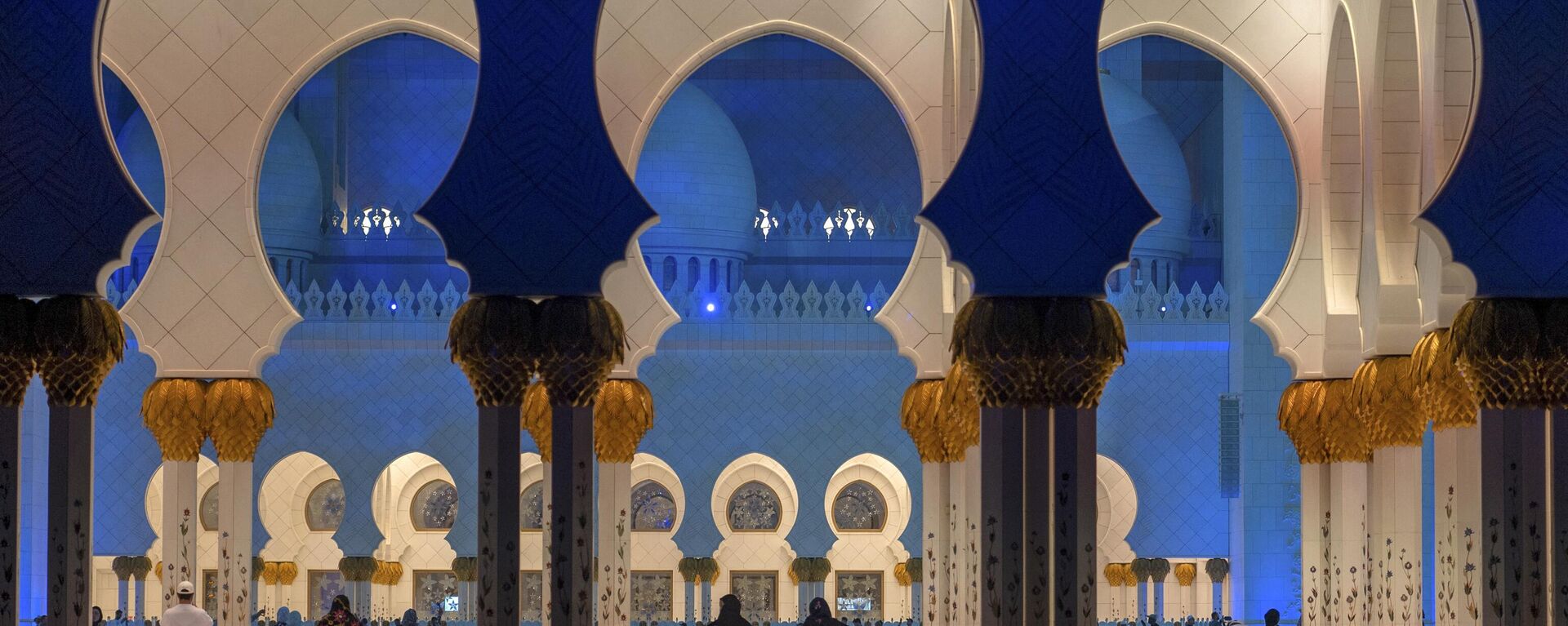 Мечеть шейха Заида во время священного месяца Рамадана в ОАЭ - Sputnik Таджикистан, 1920, 13.03.2024