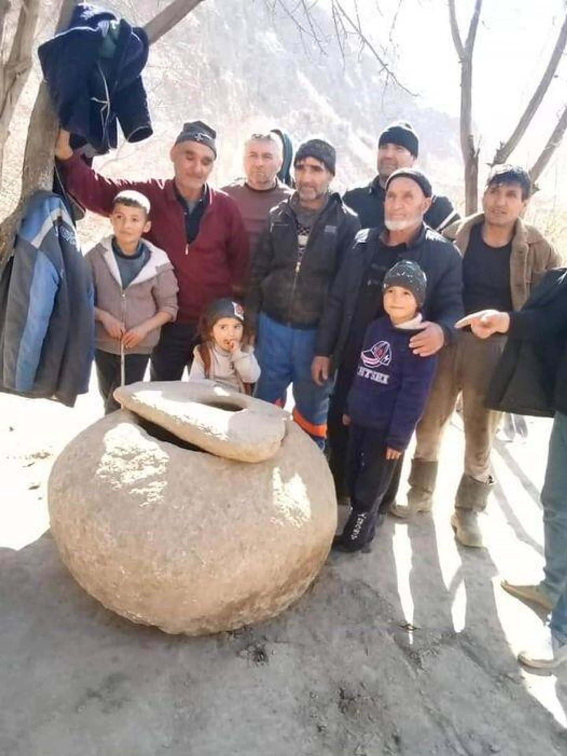 В Дарвазском районе Таджикистана местные жители откопали древний каменный кувшин. - Sputnik Таджикистан, 1920, 15.03.2024