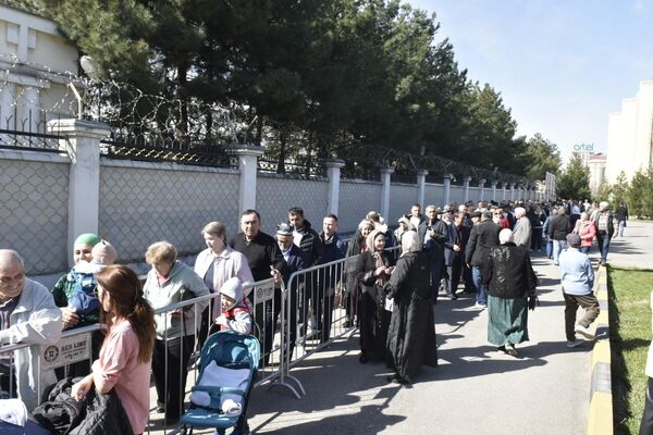 Уже к открытию избирательного участка в столице Таджикистана к посольству пришли десятки человек для участия в выборах. - Sputnik Таджикистан