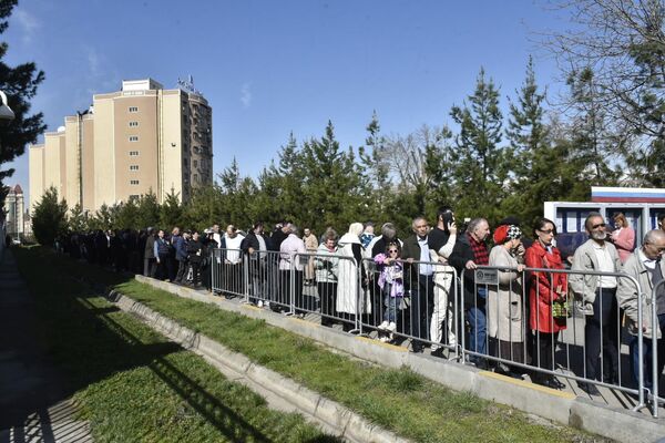 Очередь для входа на избирательный участок растянулась на 100 метров. - Sputnik Таджикистан