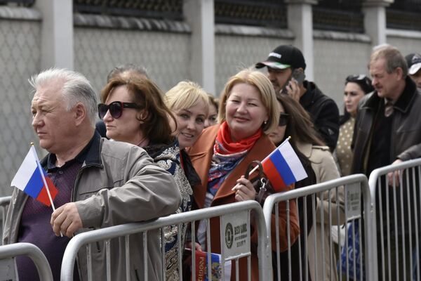 Россияне пришли на избирательные участки в Душанбе с улыбками и флагами. - Sputnik Таджикистан