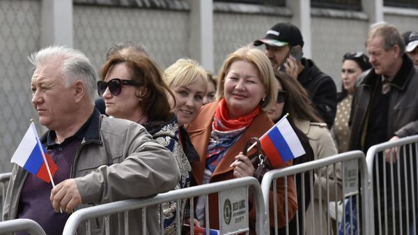 Россияне пришли на избирательные участки в Душанбе с улыбками и флагами - Sputnik Таджикистан