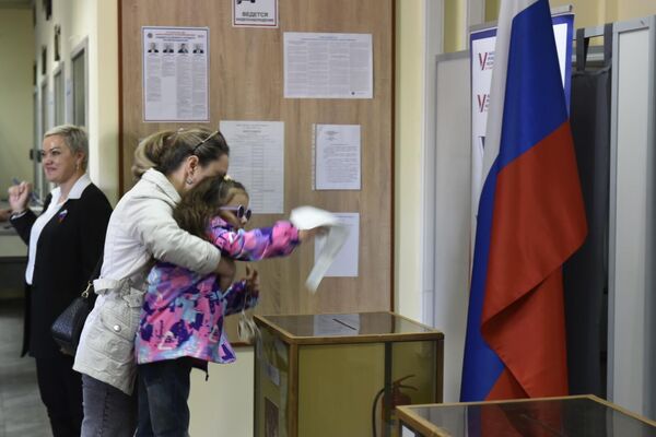 В Душанбе граждане РФ приходят на участки для голосования целыми семьями. - Sputnik Таджикистан