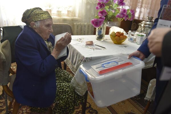 Ветеран Великой Отечественной войны, 97-летняя Салиха Раджабова,  проголосовала на выборах президента РФ. - Sputnik Таджикистан