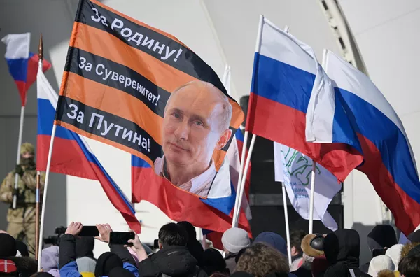 Участники праздничного мероприятия, посвященного 10-летию воссоединения Крыма с Россией, в Центральном парке Новосибирска