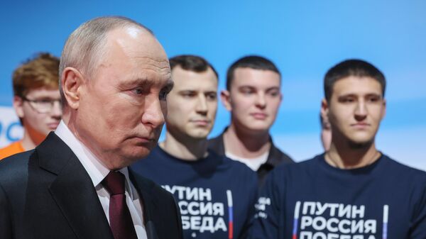 Кандидат в президенты РФ, действующий президент РФ Владимир Путин на встрече с доверенными лицами в избирательном штабе - Sputnik Таджикистан