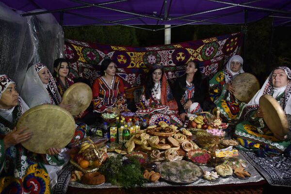 Был приготовлен суманак - главное блюдо и символ праздника. - Sputnik Таджикистан