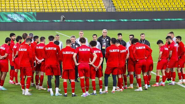 Сборная Таджикистан перед матчем с Саудовской Аравией отборочного турнира ЧМ-2026. - Sputnik Таджикистан