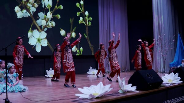 Театрализованное представление, посвященное Наврузу в российско-таджикской школе имени Менделеева г.Турсунзаде. - Sputnik Таджикистан
