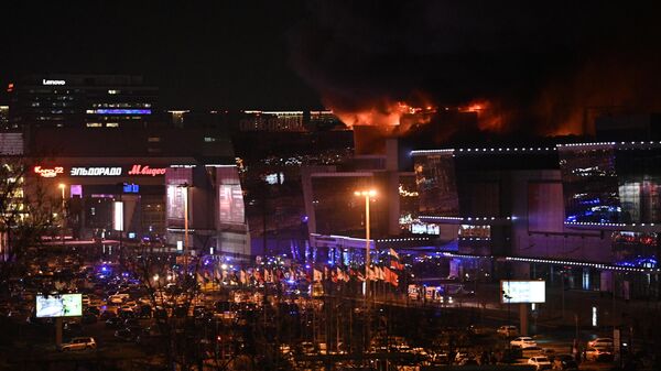 Возгорание в концертном зале Крокус Сити Холл в Москве, где произошла стрельба - Sputnik Таджикистан