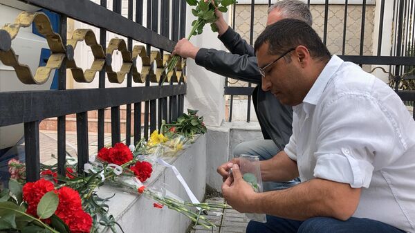 Люди приходят с цветами к посольству России в Душанбе - Sputnik Тоҷикистон