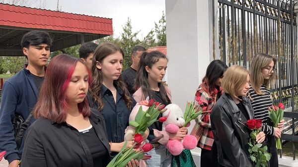 Люди приходят с цветами к посольству России в Душанбе. - Sputnik Таджикистан