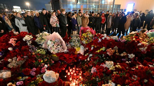 Акции памяти жертв теракта в Крокус Сити Холле - Sputnik Тоҷикистон