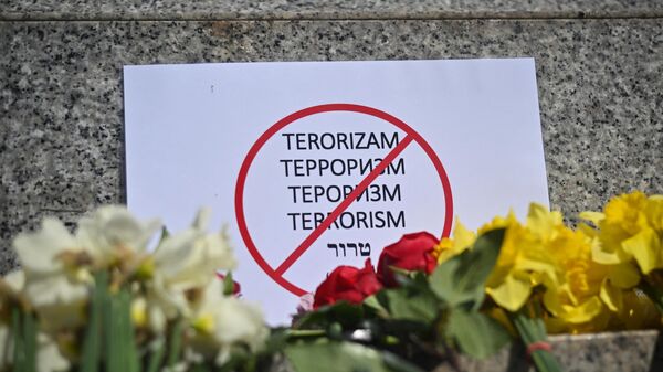 Мемориал в столице Сербии Белграде, посвященный жертвам теракта в Крокус Сити Холле в Москве - Sputnik Таджикистан
