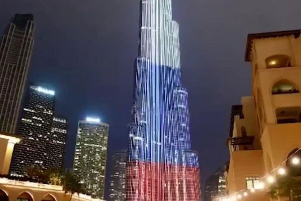 Небоскреб Бурдж-Халифа в Дубае подсветили в цвета российского флага - Sputnik Таджикистан