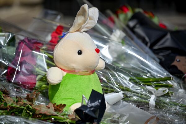 Цветы и игрушки у посольства России в Баку во время акции в память о жертвах теракта. - Sputnik Таджикистан
